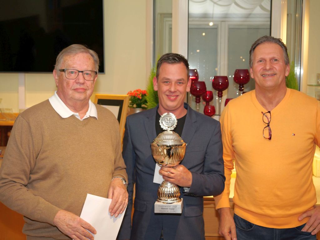 unsere Vorstände Ernst Laufer und Karl-Heinz Schlachter mit Clubmeister Marcel Gapp